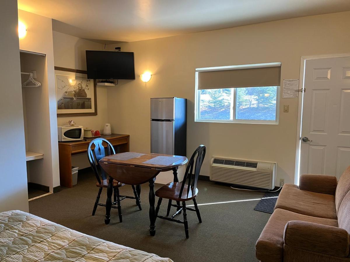 Calabogie Motor Inn エクステリア 写真
