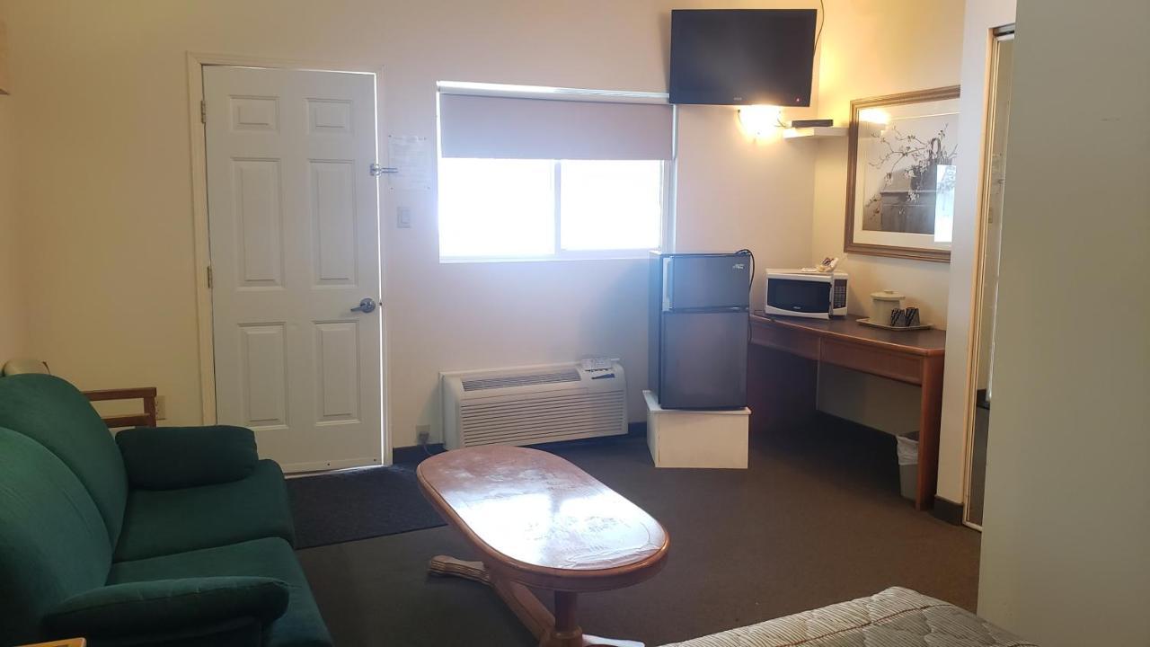 Calabogie Motor Inn エクステリア 写真