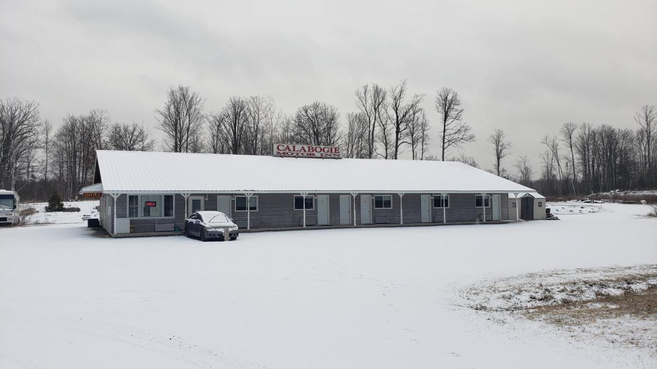 Calabogie Motor Inn エクステリア 写真
