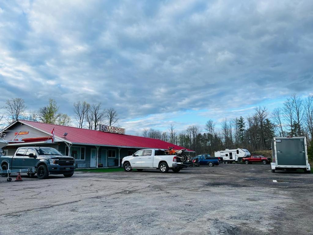Calabogie Motor Inn エクステリア 写真