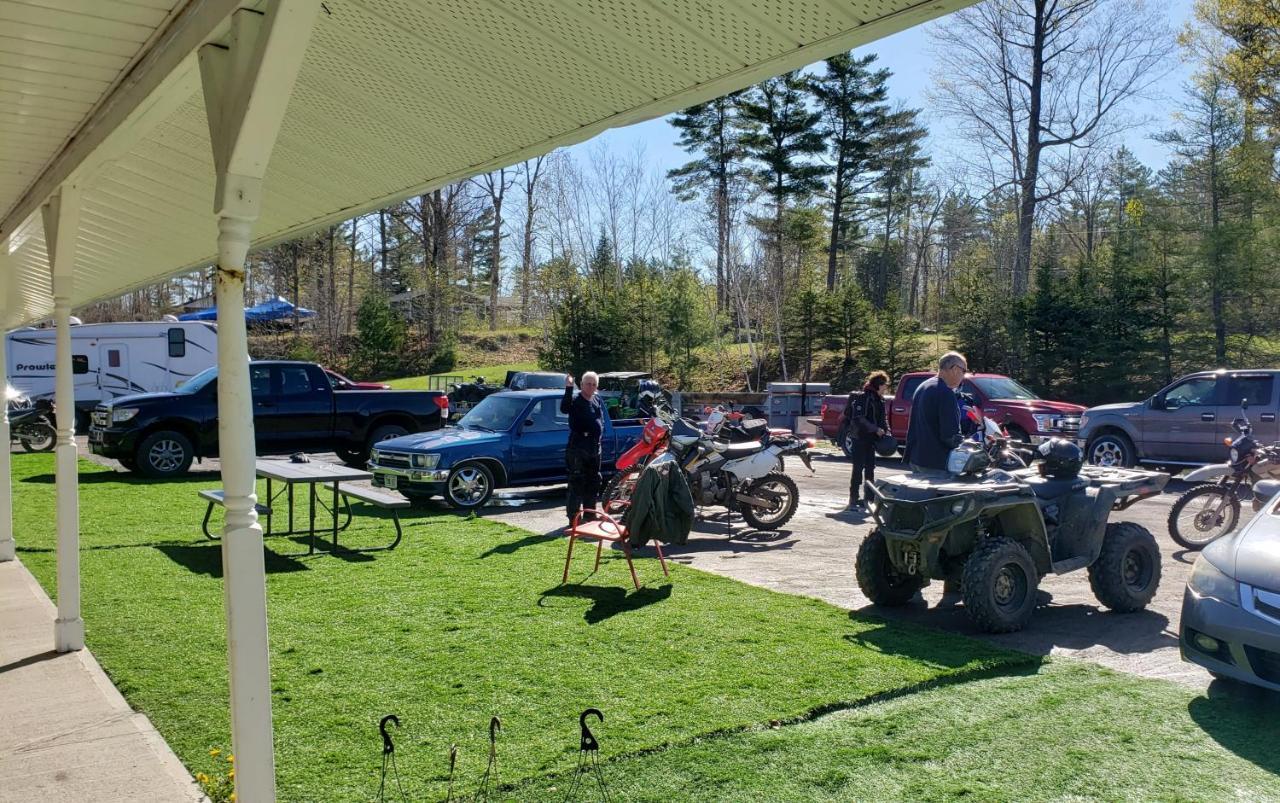 Calabogie Motor Inn エクステリア 写真