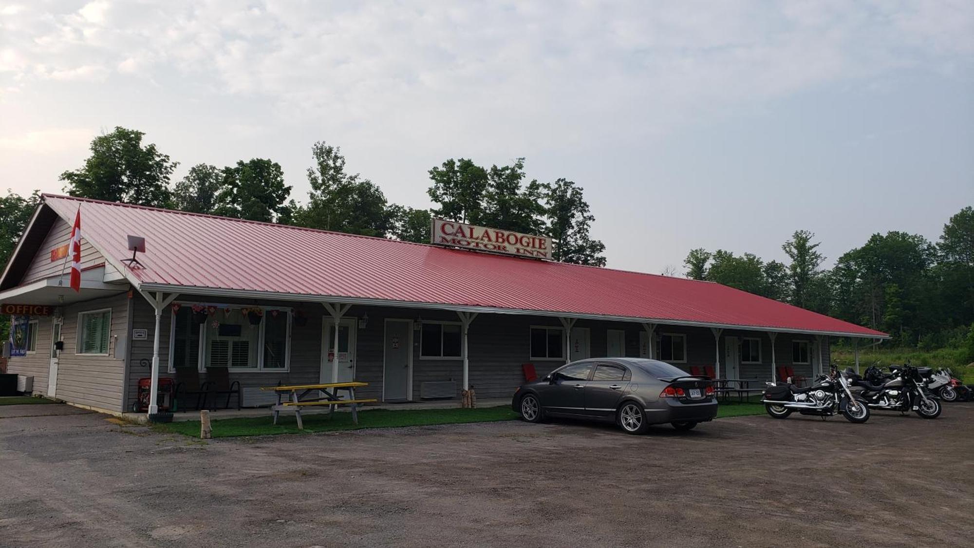 Calabogie Motor Inn エクステリア 写真