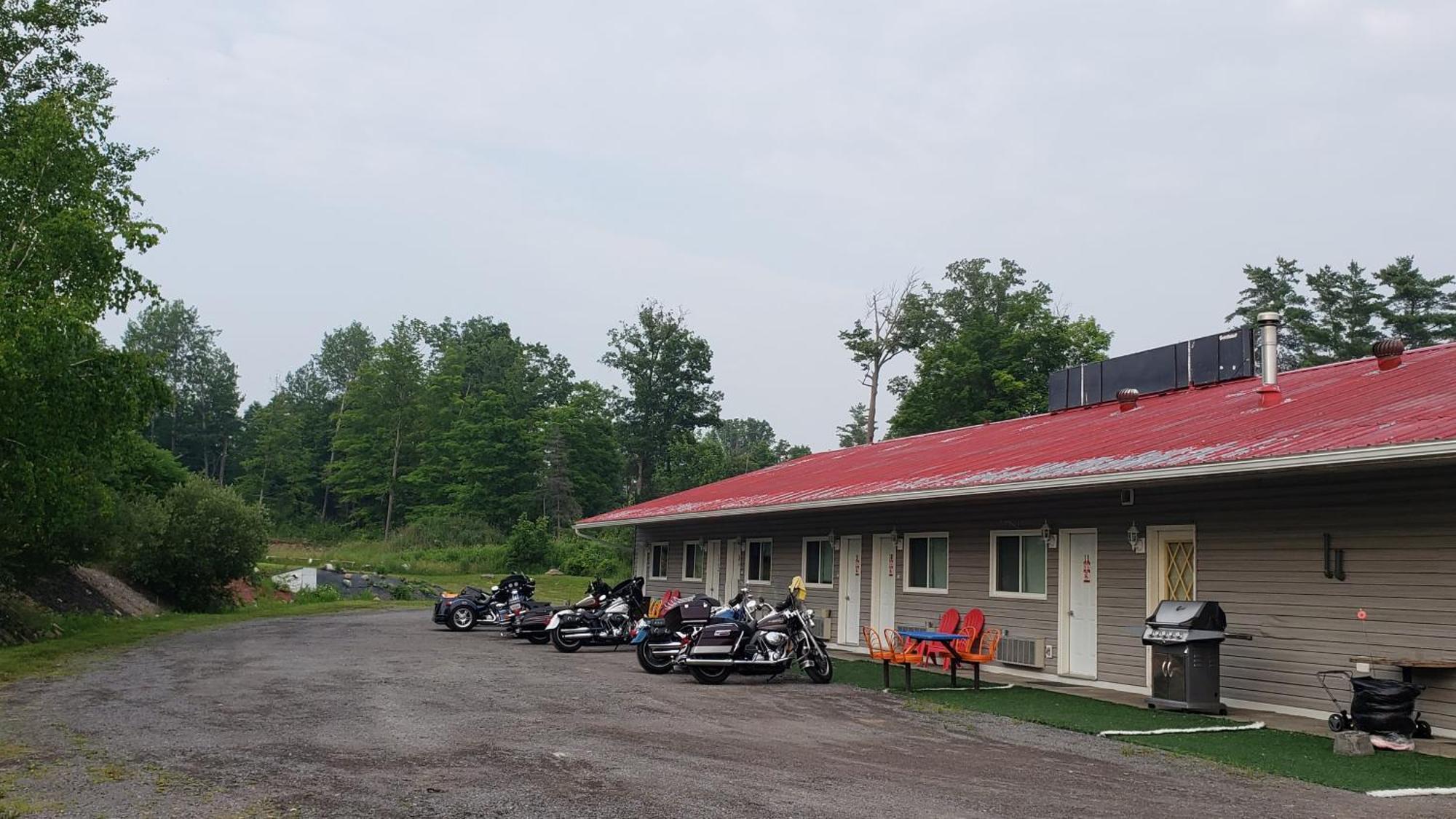 Calabogie Motor Inn エクステリア 写真