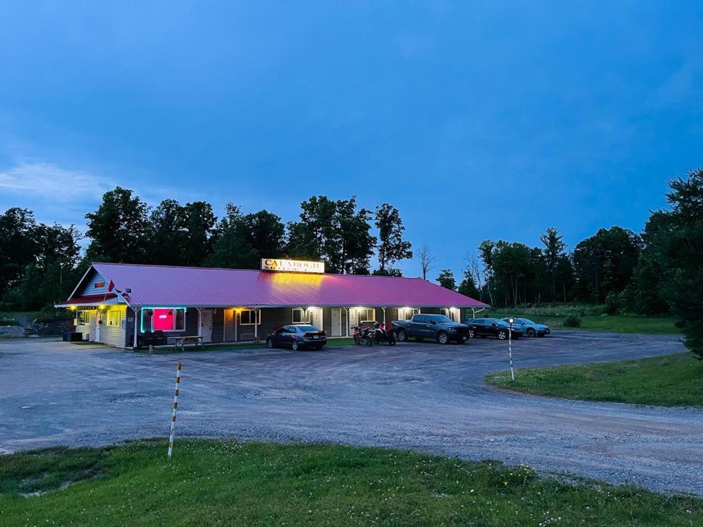 Calabogie Motor Inn エクステリア 写真