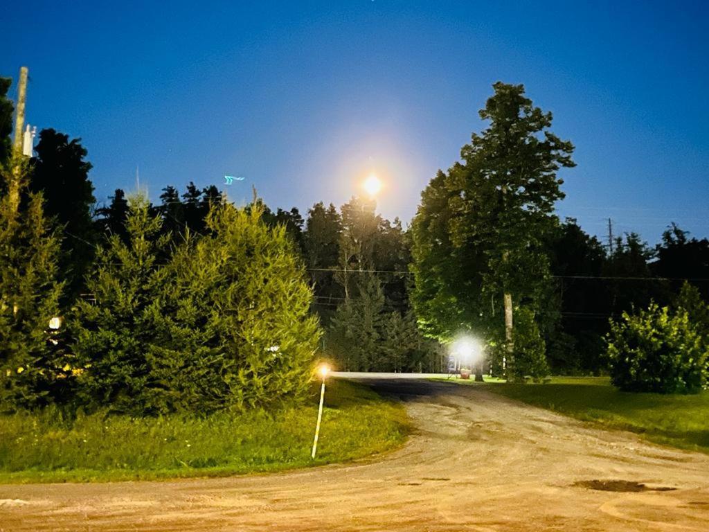 Calabogie Motor Inn エクステリア 写真