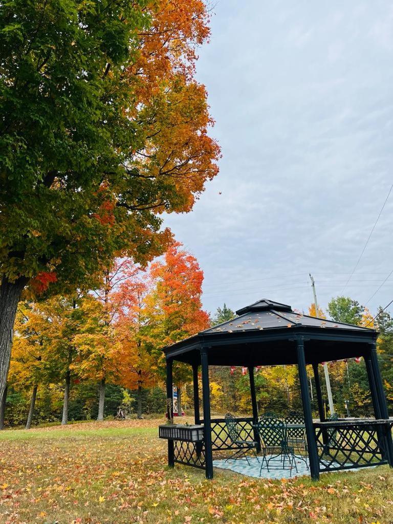 Calabogie Motor Inn エクステリア 写真