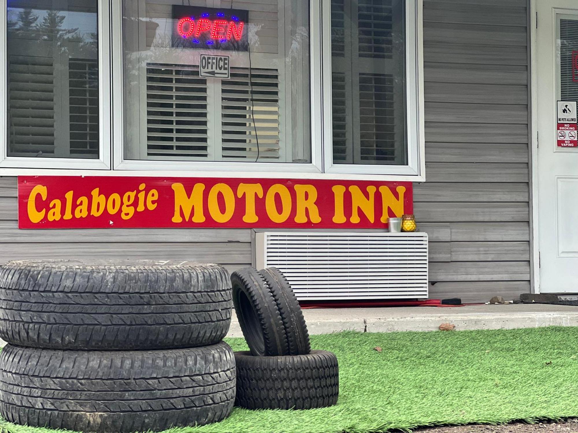 Calabogie Motor Inn エクステリア 写真