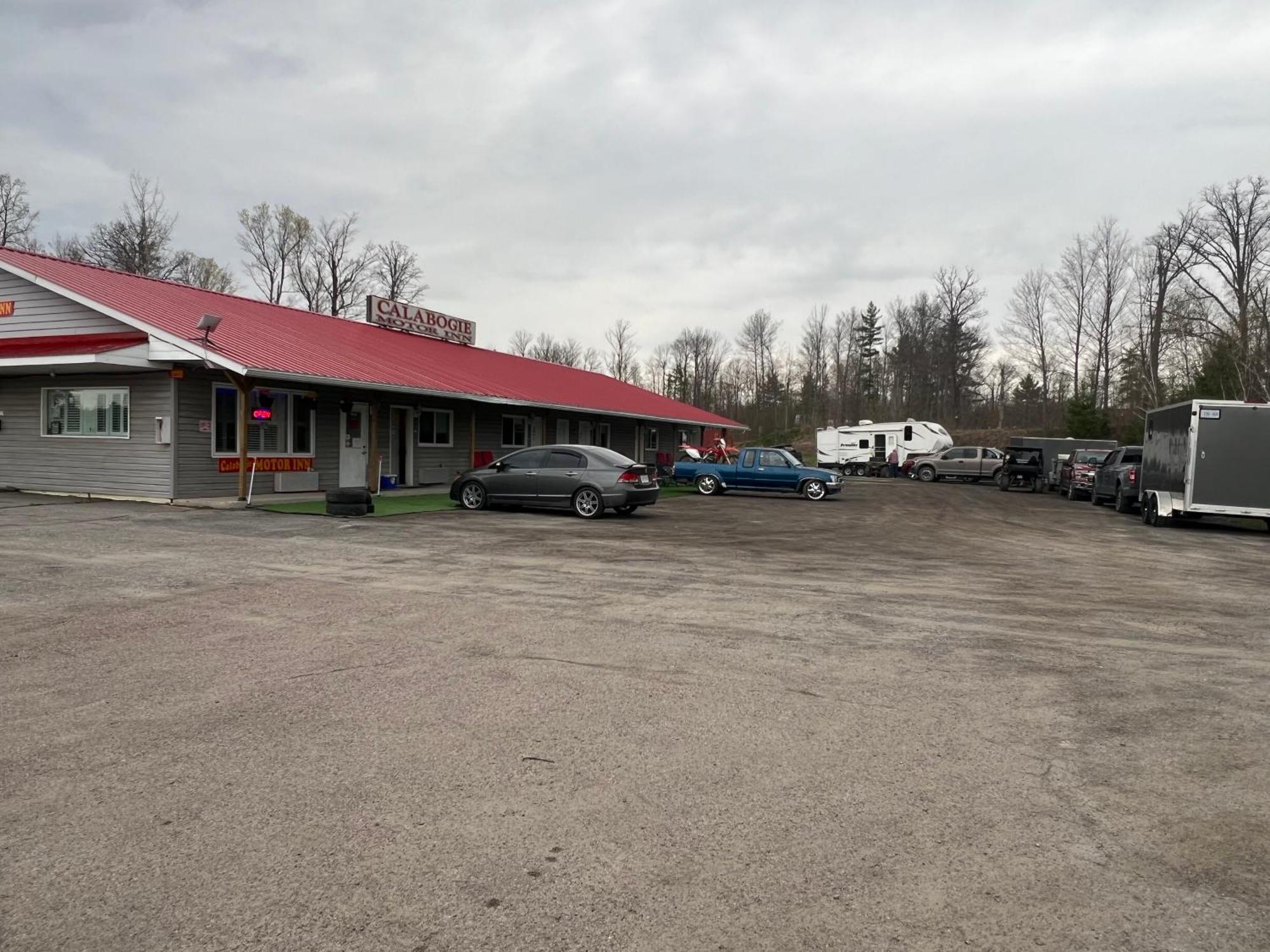 Calabogie Motor Inn エクステリア 写真