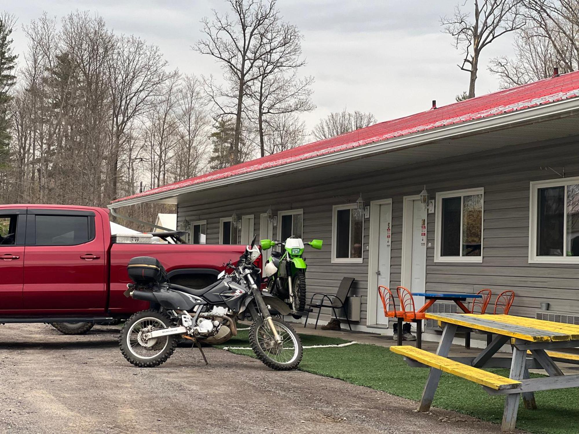 Calabogie Motor Inn エクステリア 写真