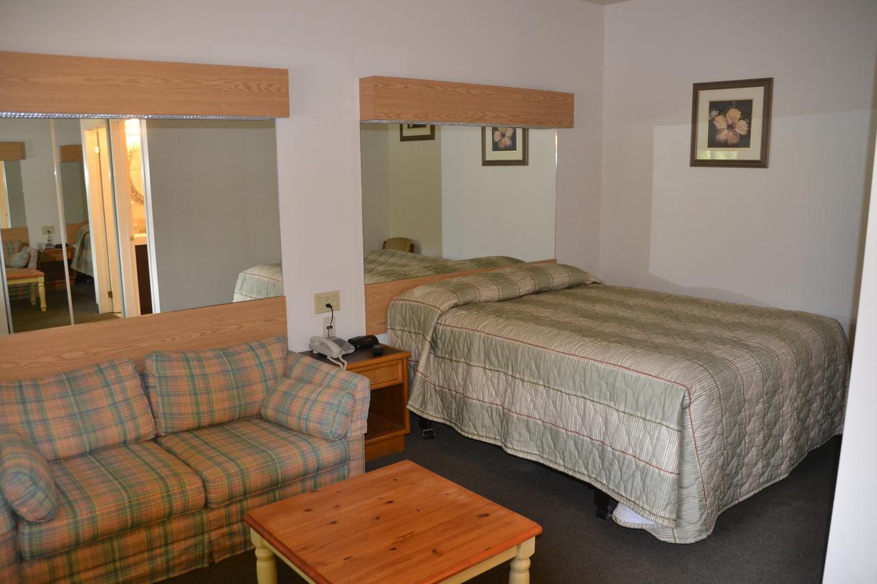 Calabogie Motor Inn エクステリア 写真