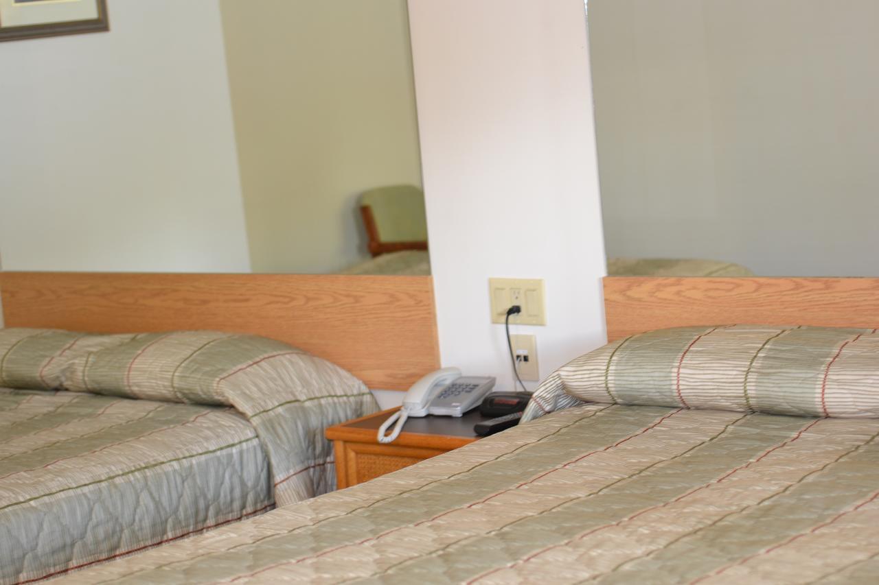 Calabogie Motor Inn エクステリア 写真